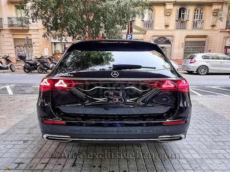 Usado Mercedes E300 314 CV (230 kW) 2025 Negro Familiar