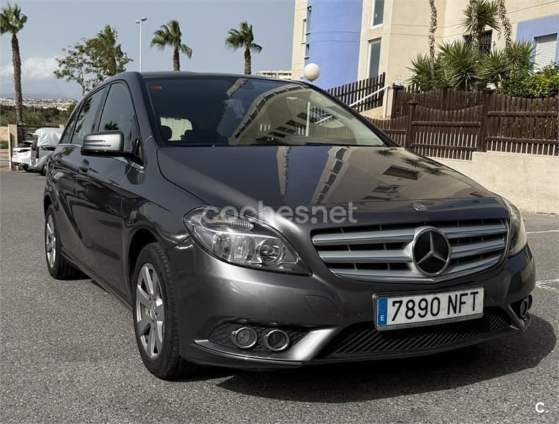Usado Mercedes B180 109 CV (80 kW) 2012 Gris / plata Monovolumen