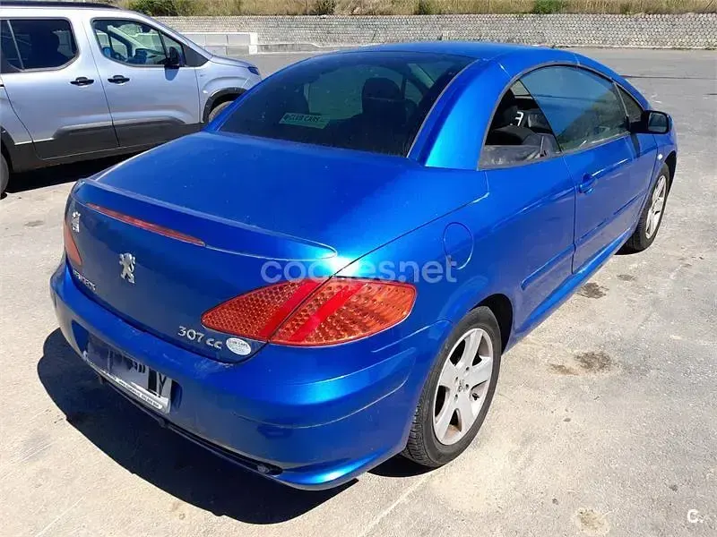 Usado Peugeot 307 CC 110 CV (80 kW) 2004 Azul Descapotable