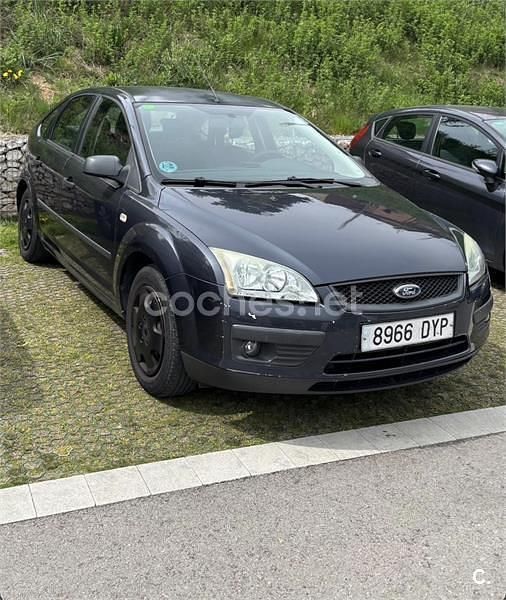 Usado Ford Focus Trend 100 CV (73 kW) 2006 Gris / plata Berlina