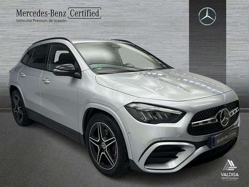 Usado Mercedes GLA200 AMG line 150 CV (110 kW) 2025 Gris / plateado SUV
