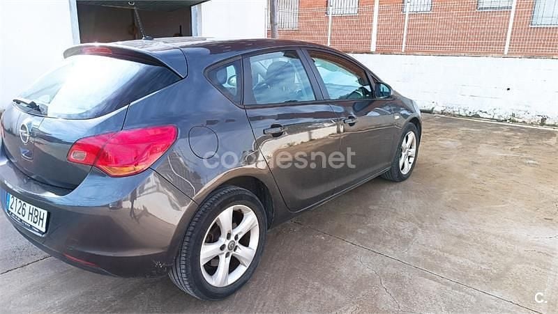 Gris / plata Usado 2011 Opel Astra Cosmo Berlina | 5100 € (Buen precio) - Imagen 1/4