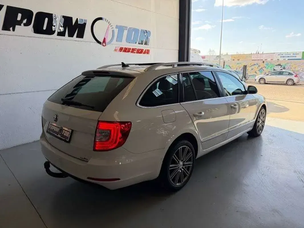 Usado Skoda Superb Active 105 CV (77 kW) 2015 Blanco Berlina