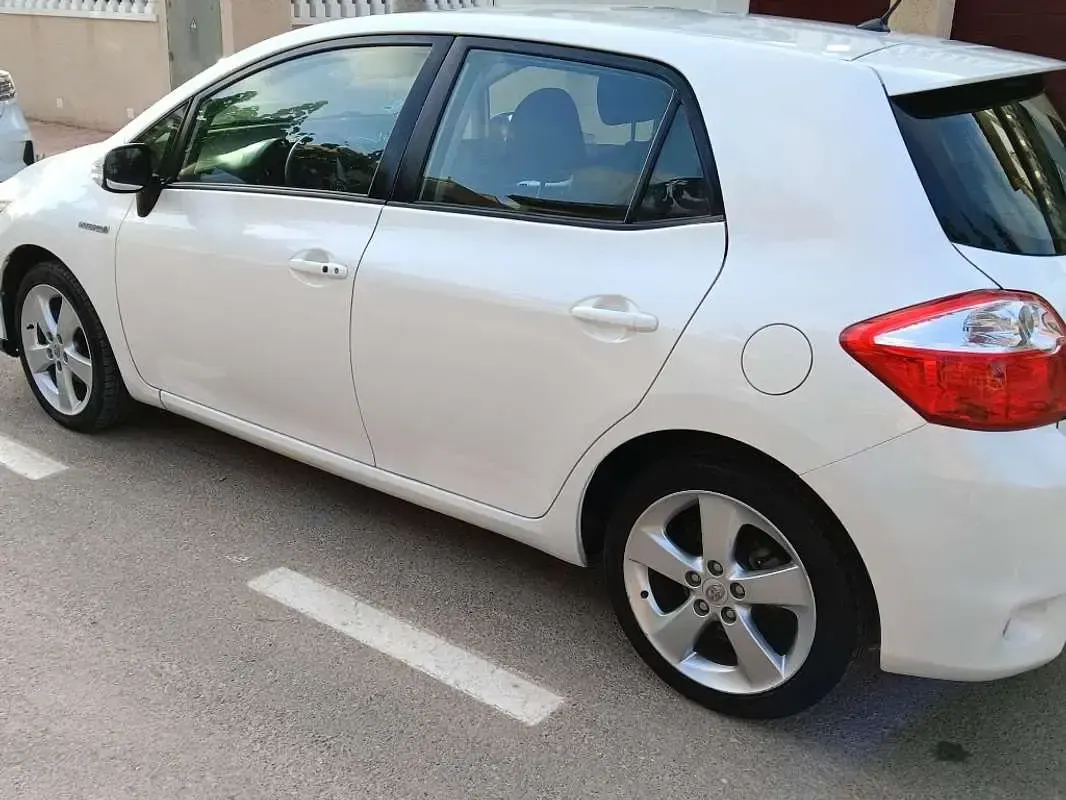 Usado Toyota Auris Hybrid Advance 136 CV (100 kW) 2010 Blanco Utilitario
