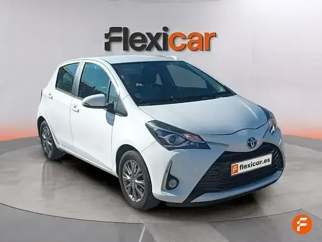 Usado Toyota Yaris Hybrid Active 100 CV (73 kW) 2019 Blanco Berlina