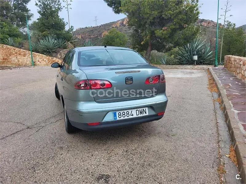 Usado Seat Cordoba Reference 75 CV (55 kW) 2005 Gris / plata Berlina