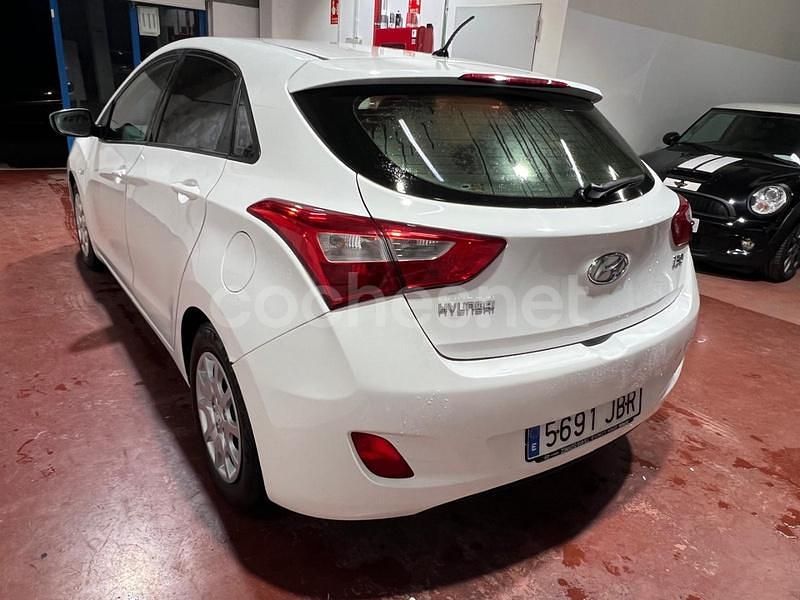 Usado Hyundai i30 100 CV (73 kW) 2014 Blanco Berlina