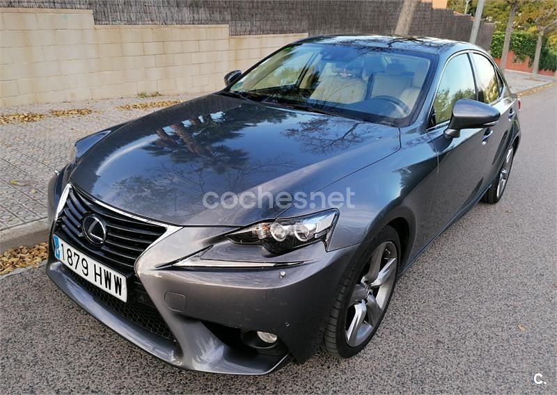 Usado Lexus IS300h Luxury Line 223 CV (164 kW) 2014 Gris / plata Berlina