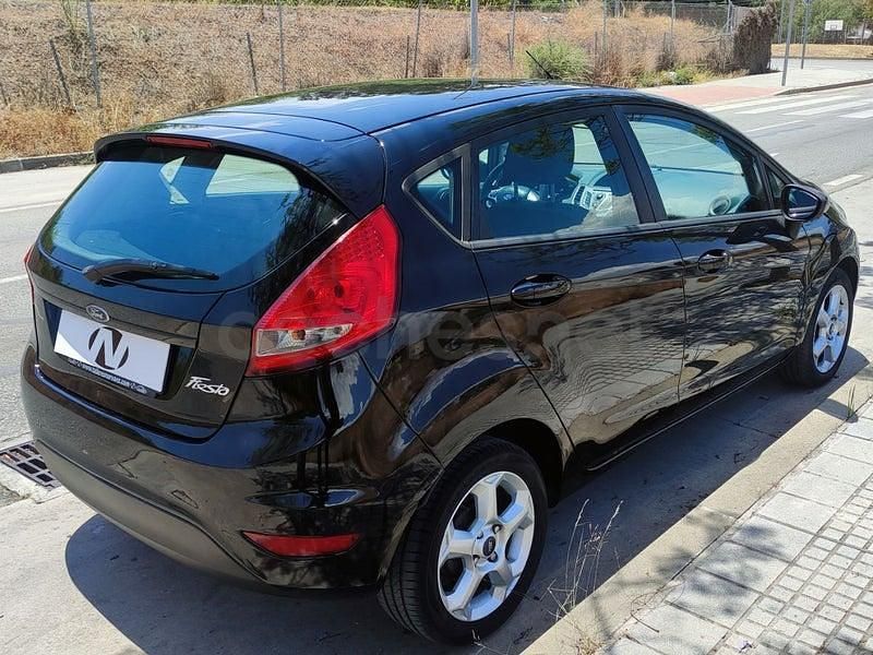 Usado Ford Fiesta Trend 70 CV (51 kW) 2010 Negro Utilitario