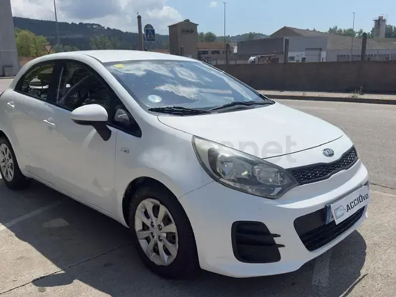 Usado Kia Rio 84 CV (61 kW) 2015 Blanco Berlina