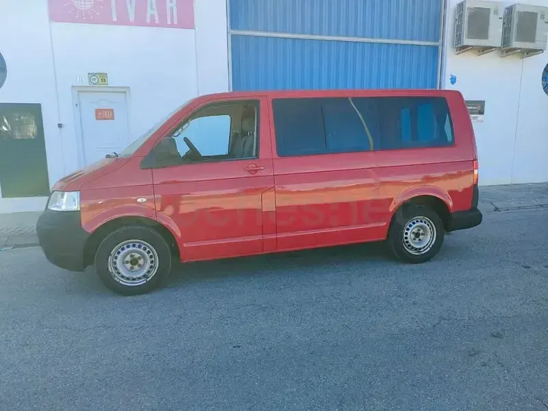 Usado VW Multivan Startline 102 CV (75 kW) 2009 Rojo Monovolumen