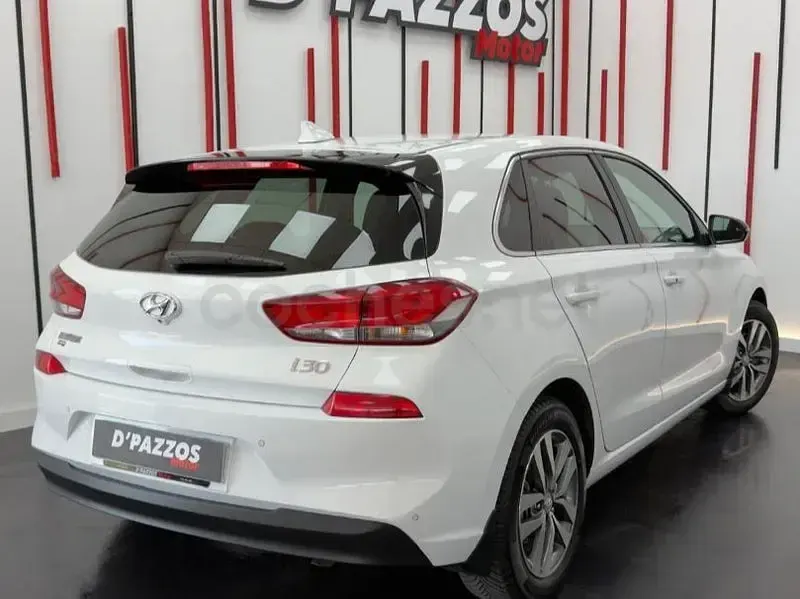 Usado Hyundai i30 120 CV (88 kW) 2020 Blanco Berlina