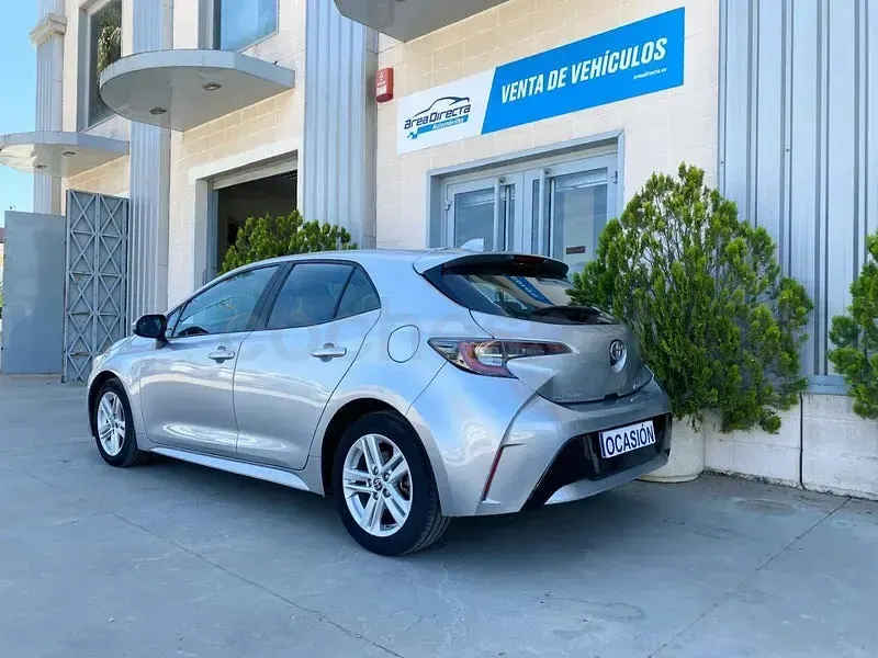 Usado Toyota Corolla Active 122 CV (89 kW) 2022 Gris / plata Berlina
