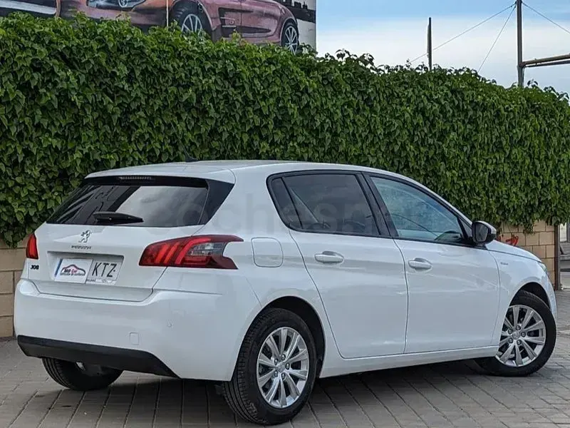 Usado Peugeot 308 Style 130 CV (95 kW) 2019 Blanco Berlina