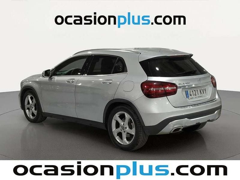 Usado Mercedes GLA180 122 CV (89 kW) 2019 Plateado SUV