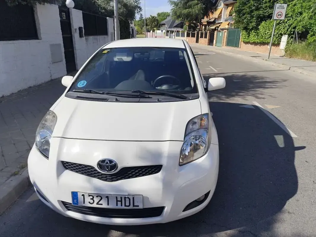Usado Toyota Yaris Connect Style 101 CV (74 kW) 2011 Blanco Utilitario