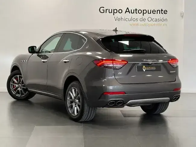 Usado Maserati Levante GranLusso 350 CV (257 kW) 2021 Gris / plata SUV