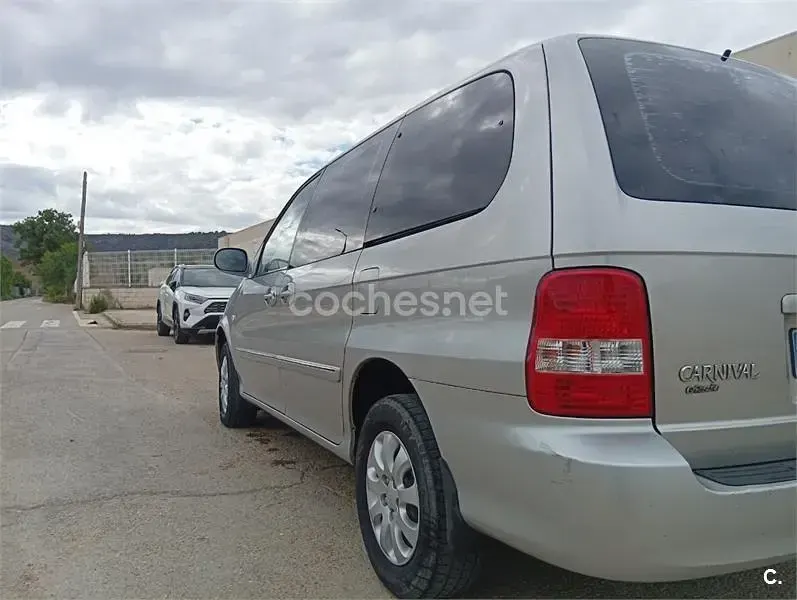 Usado Kia Carnival EX 144 CV (105 kW) 2005 Gris / plata Monovolumen