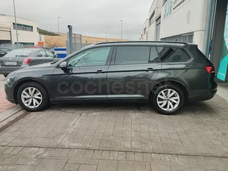 Usado VW Passat Business 122 CV (89 kW) 2022 Gris / plata Familiar
