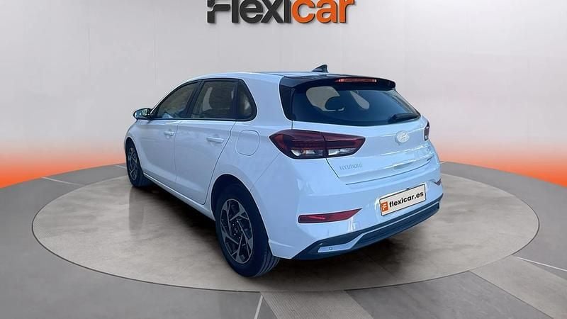 Usado Hyundai i30 121 CV (88 kW) 2024 Blanco Berlina