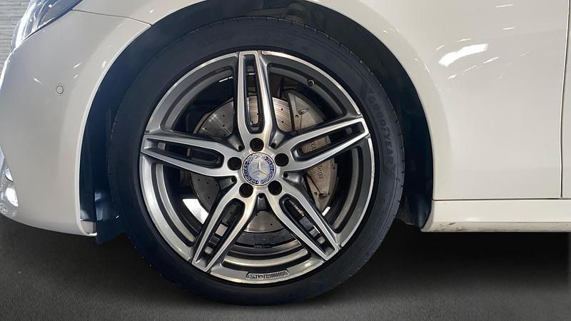 Usado Mercedes E220 AMG line 194 CV (142 kW) 2020 Blanco Berlina