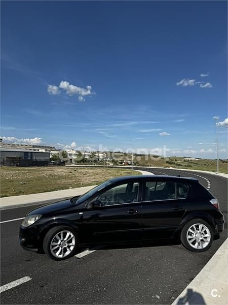 Usado Opel Astra Cosmo 150 CV (110 kW) 2005 Negro Berlina