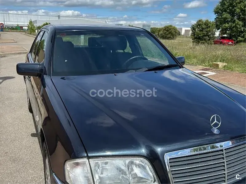 Usado Mercedes C200 Elegance 136 CV (100 kW) 2000 Negro Berlina