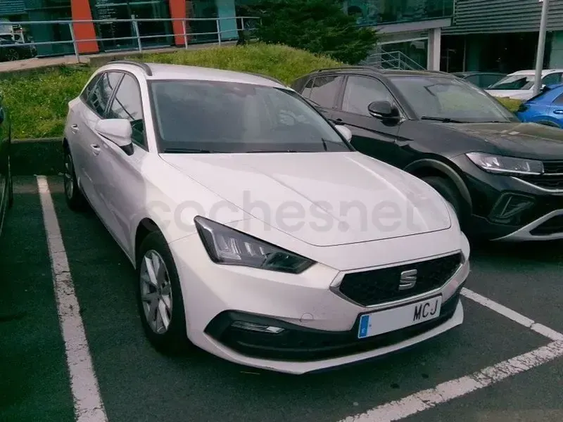 Usado Seat Leon Style 115 CV (84 kW) 2022 Blanco Familiar