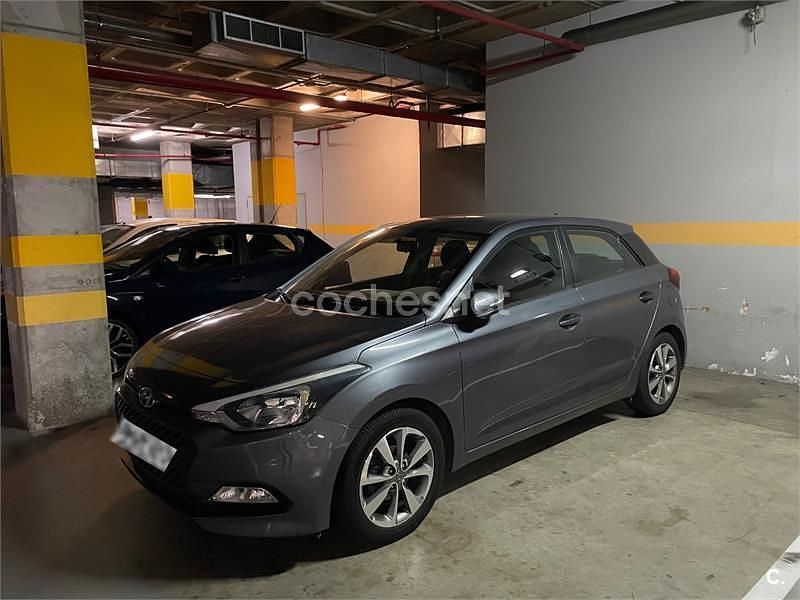 Gris / plata Usado 2016 Hyundai i20 Berlina | 9300 € (Precio justo) - Imagen 1/4