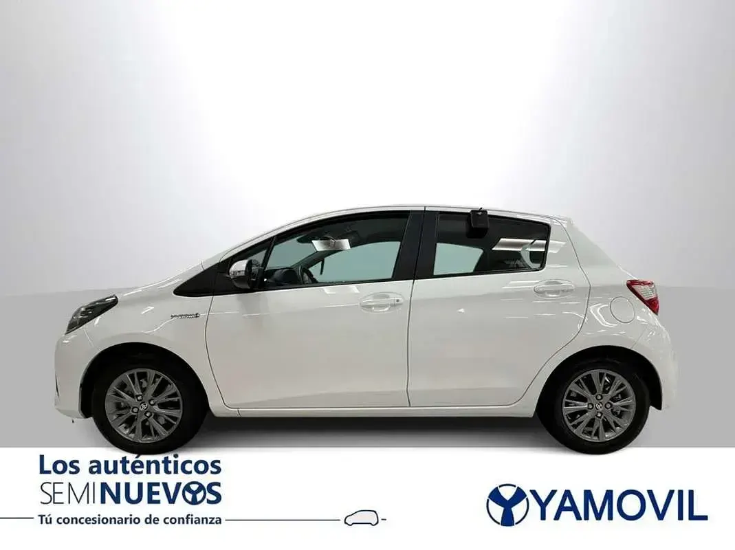 Usado Toyota Yaris Hybrid Active 99 CV (72 kW) 2019 Blanco Utilitario