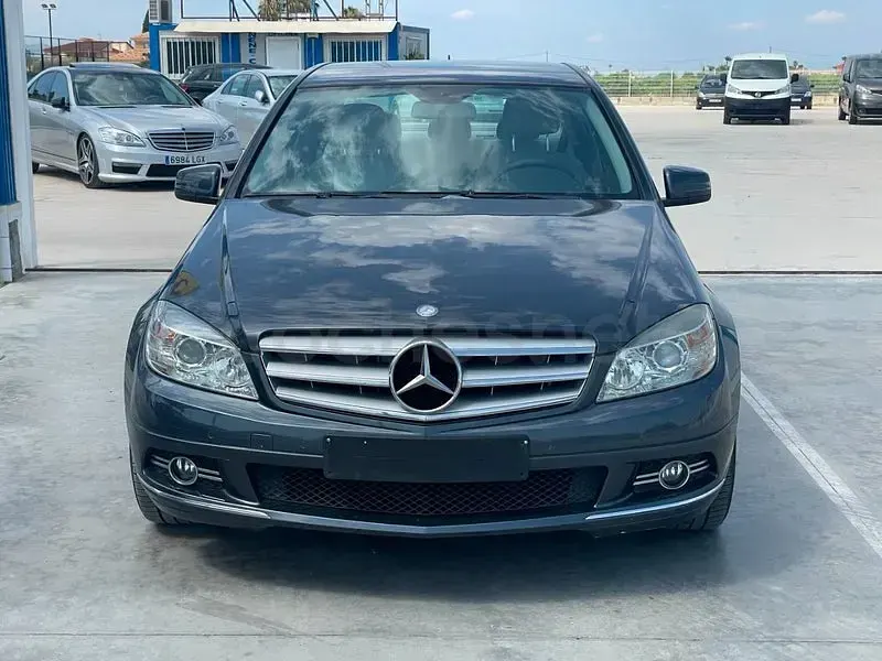 Usado Mercedes C200 Avantgarde 136 CV (100 kW) 2010 Negro Berlina