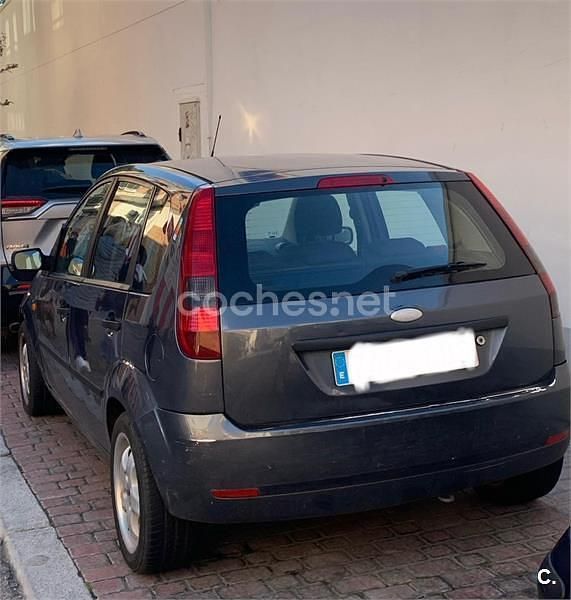 Usado Ford Fiesta Trend 80 CV (58 kW) 2005 Negro Utilitario