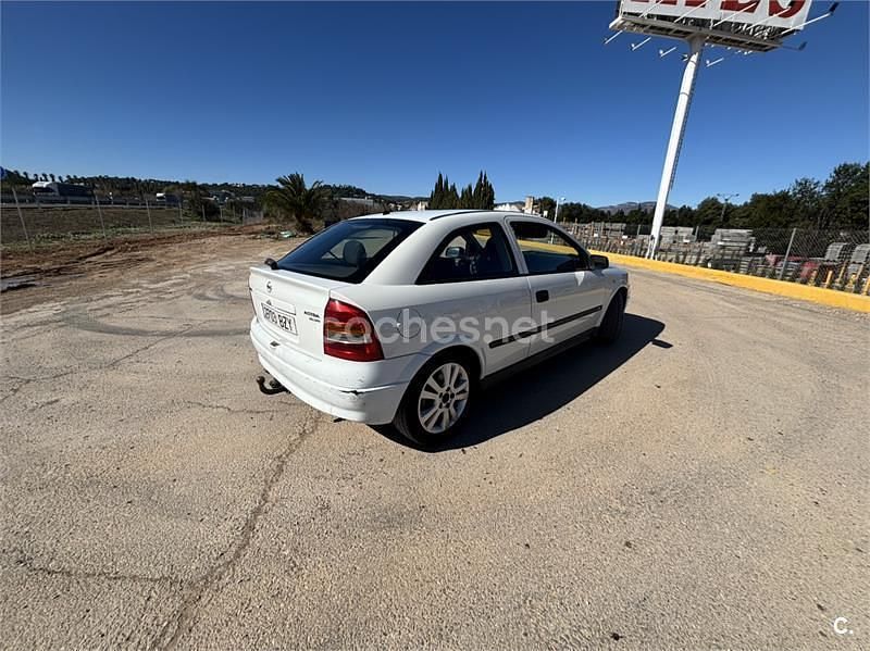 Usado Opel Astra Edition 100 CV (73 kW) 2002 Blanco Berlina