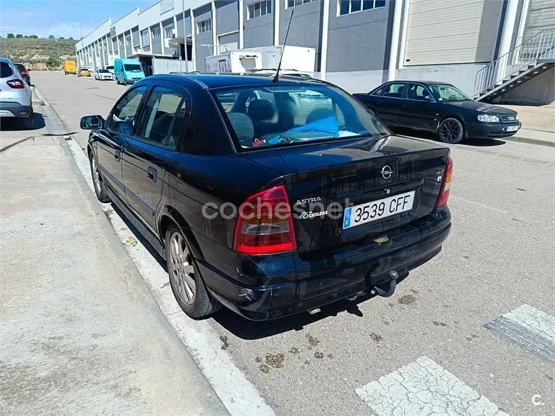 Usado Opel Astra Edition 100 CV (73 kW) 2003 Negro Berlina