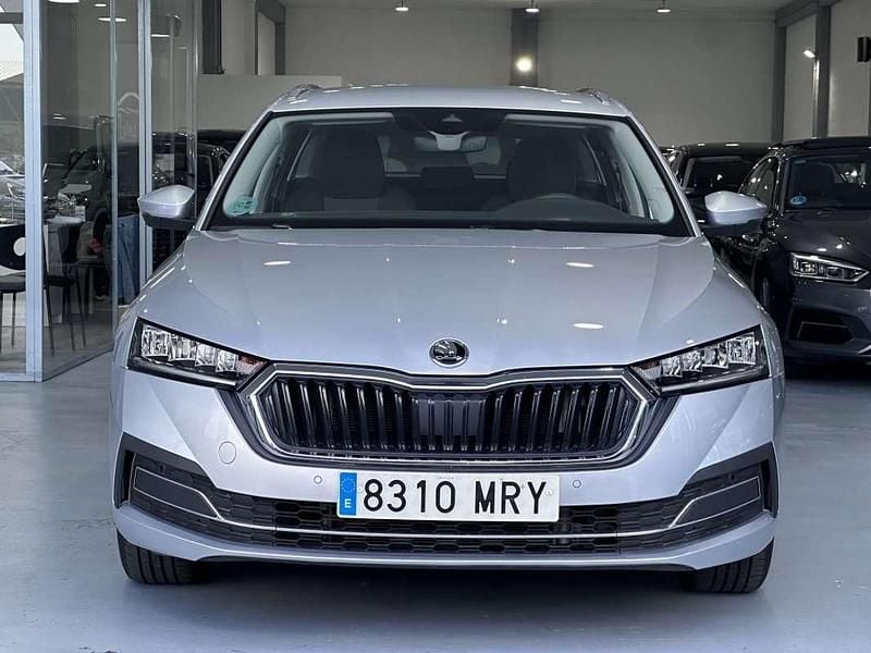 Usado Skoda Octavia Selection 116 CV (85 kW) 2024 Gris Familiar