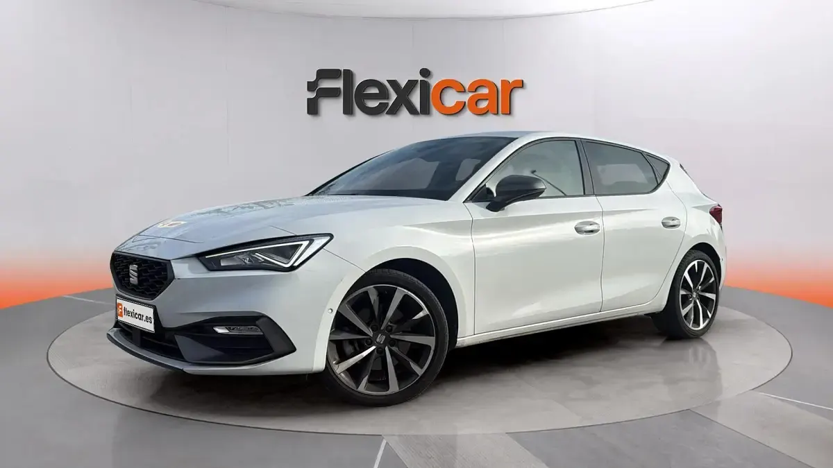 Usado Seat Leon Style 130 CV (95 kW) 2022 Blanco Berlina