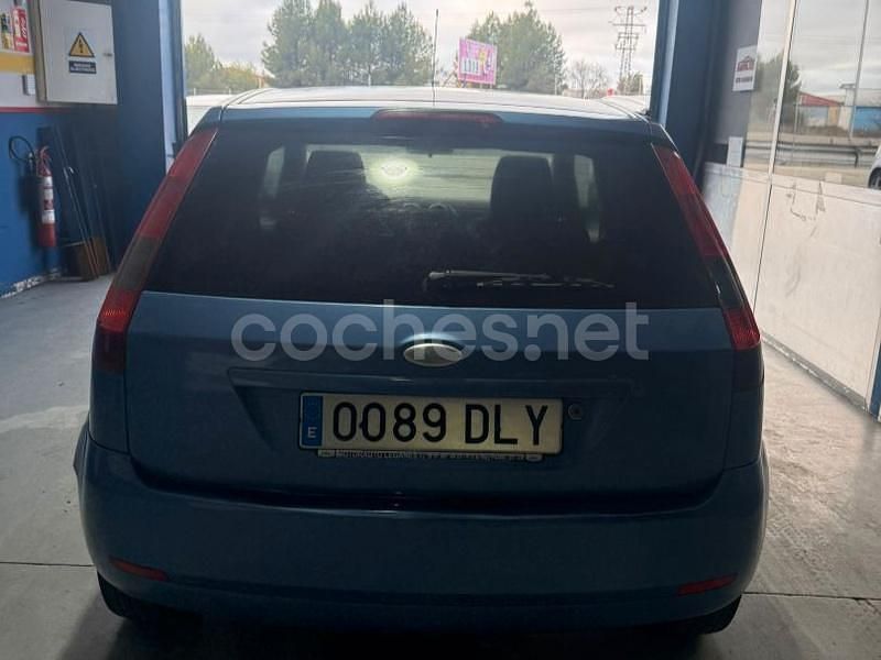 Usado Ford Fiesta 80 CV (58 kW) 2005 Azul Coupe
