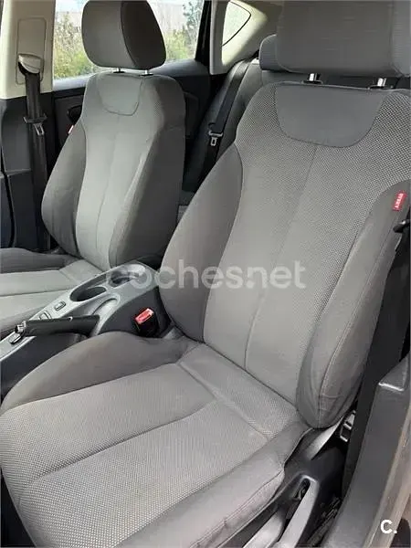 Usado Seat Leon Sport 105 CV (77 kW) 2006 Negro Utilitario