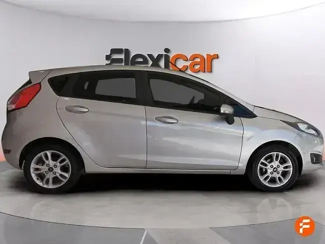 Usado Ford Fiesta Trend 82 CV (60 kW) 2016 Gris Utilitario