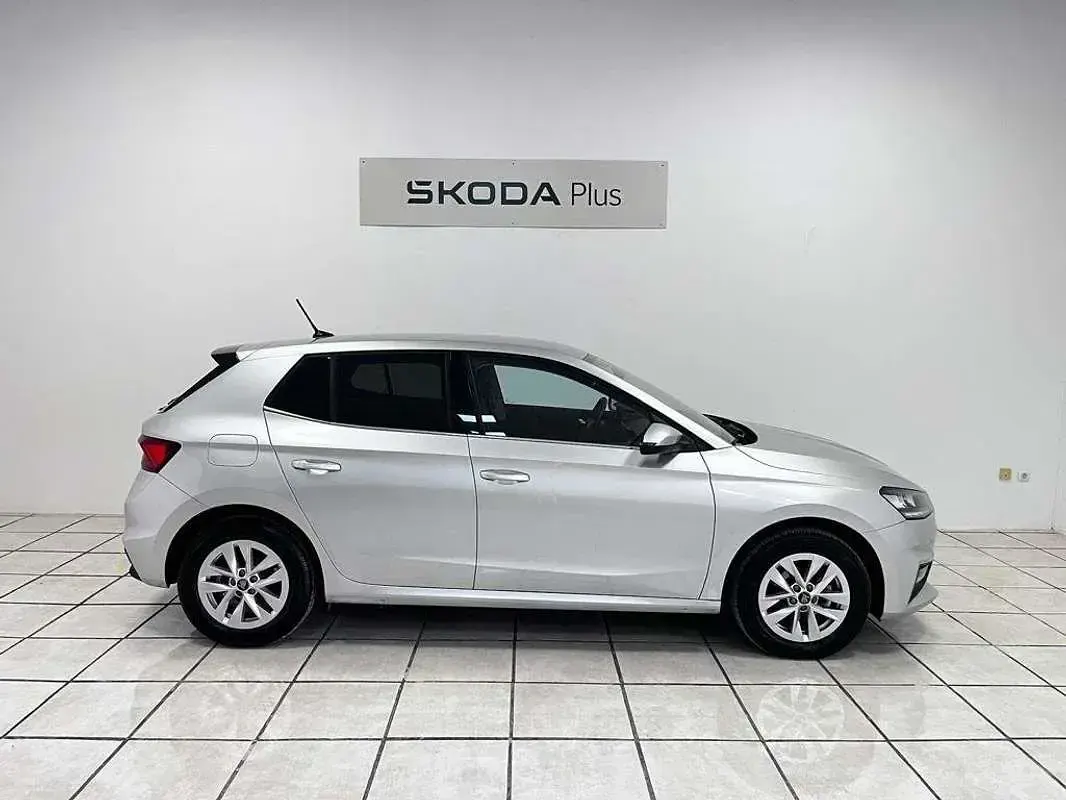 Usado Skoda Fabia Selection 95 CV (69 kW) 2025 Gris Utilitario