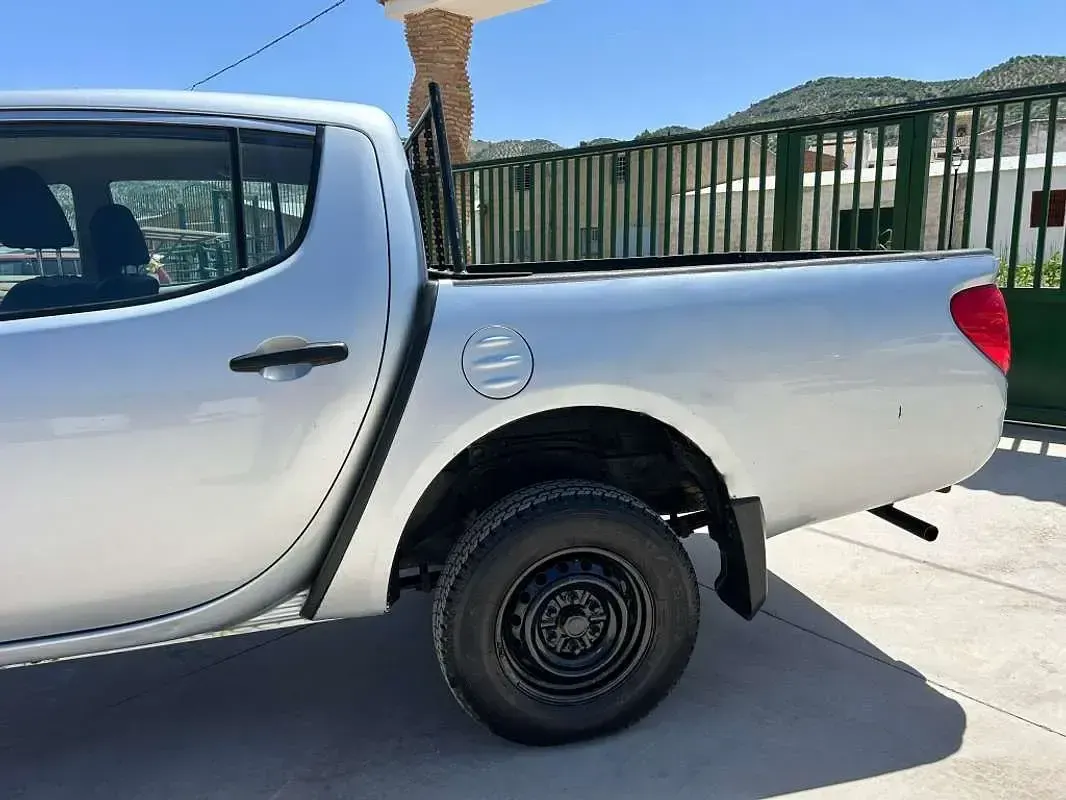 Usado Mitsubishi L200 Intense 136 CV (100 kW) 2011 Plateado Pickup/Camioneta