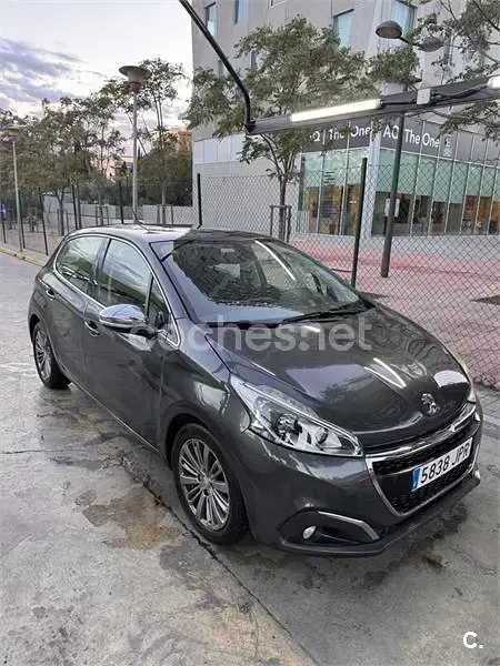 Usado Peugeot 208 Allure 100 CV (73 kW) 2016 Gris / plata Utilitario