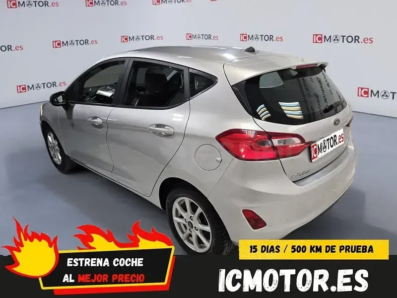 Usado Ford Fiesta Trend 85 CV (62 kW) 2018 Gris / plata Utilitario
