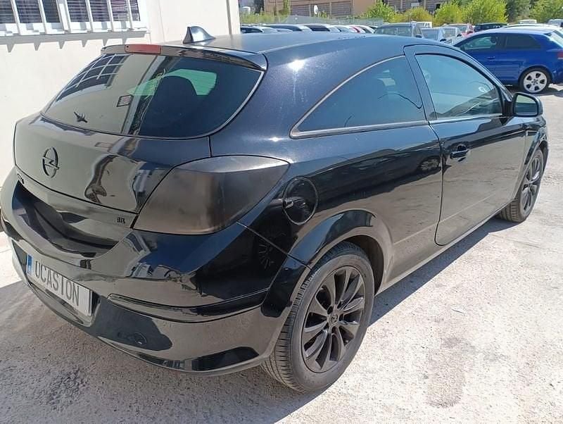 Usado Opel Astra GTC Sport 110 CV (80 kW) 2010 Negro Utilitario