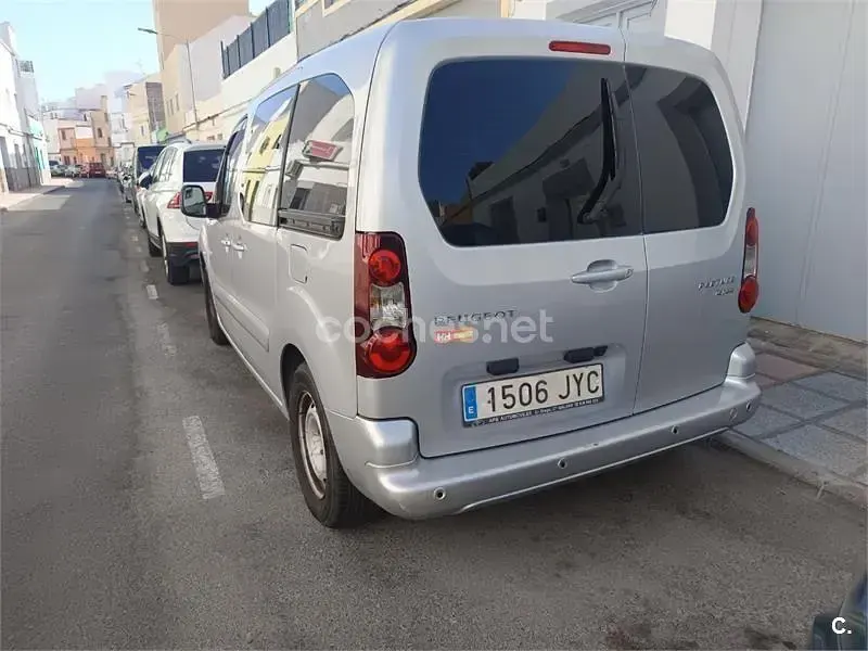 Usado Peugeot TePee Active 100 CV (73 kW) 2016 Gris / plata Monovolumen