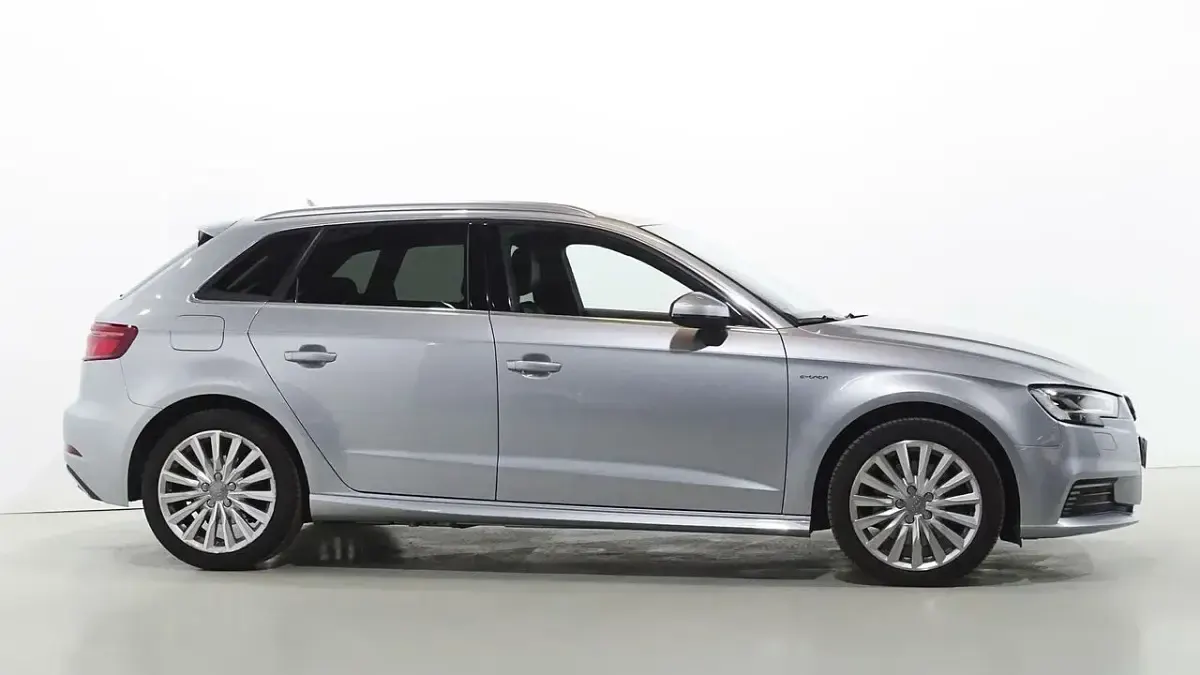Usado Audi A3 Sportback e-tron Sport 204 CV (150 kW) 2018 Gris plata Utilitario