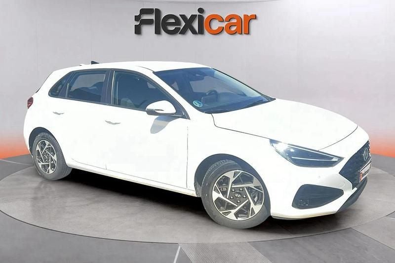 Blanco Usado 2024 Hyundai i30 Berlina | 18.590 € (Precio justo) - Imagen 1/4