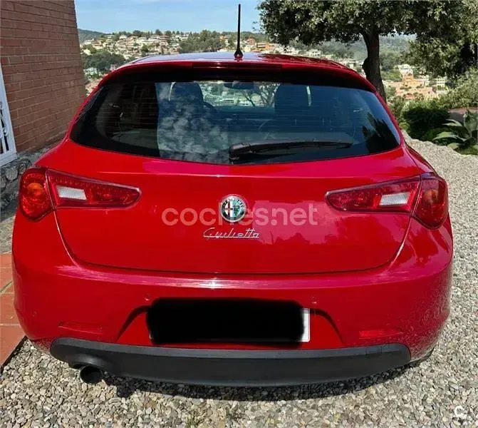 Usado Alfa Romeo Giulietta Distinctive 120 CV (88 kW) 2011 Rojo Utilitario
