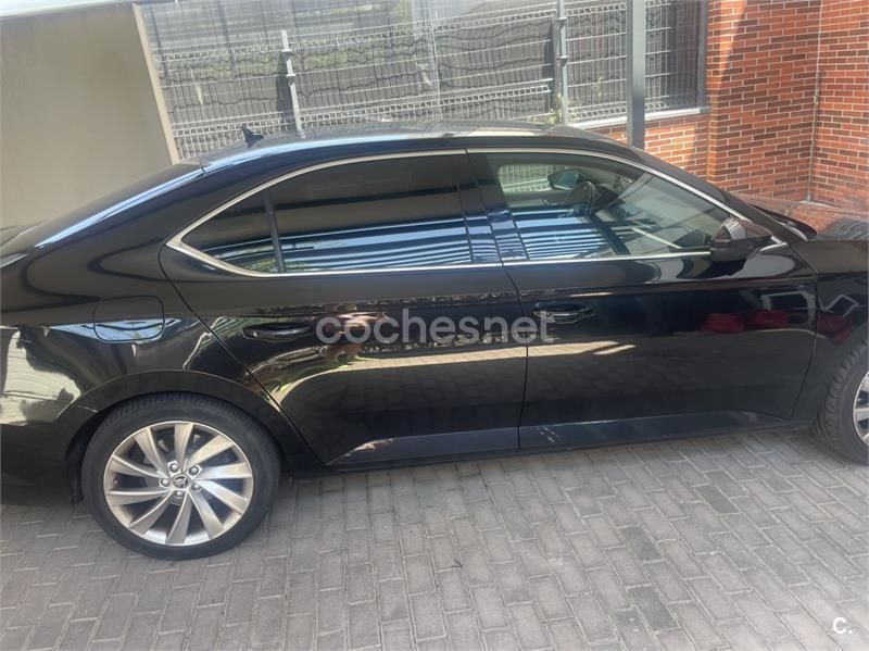 Negro Usado 2017 Skoda Superb Style Berlina | 12.000 € (Buen precio) - Imagen 1/4