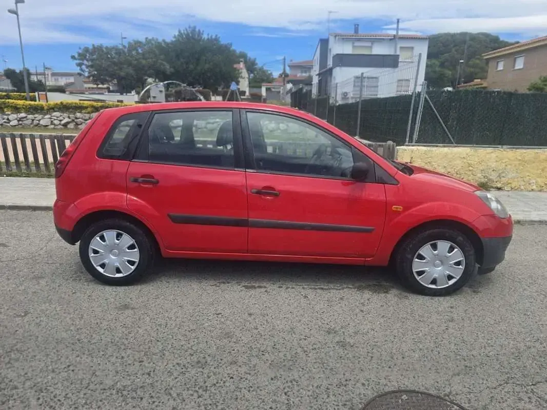 Usado Ford Fiesta Ambiente 68 CV (50 kW) 2009 Rojo Utilitario